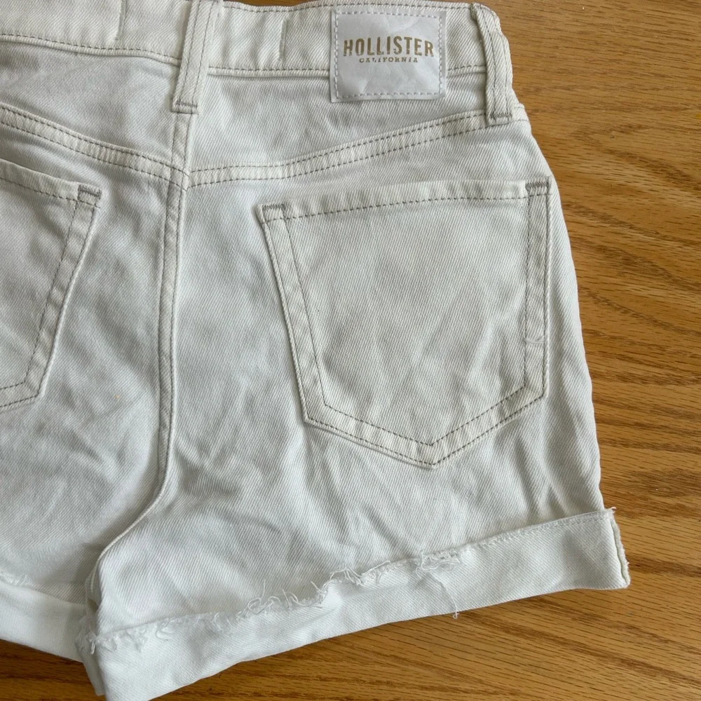 Hollister Women’s Ultra High Rise Mom Shorts White Cuffed W‎ 23 00